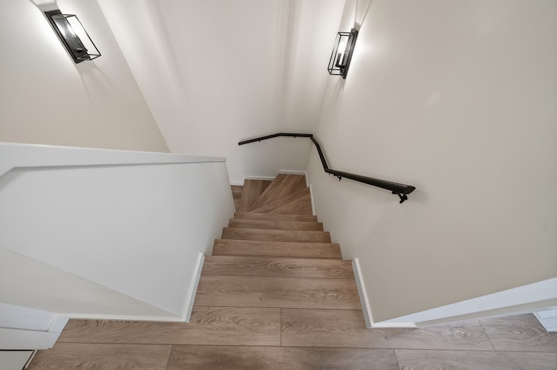 The stair to the lower level