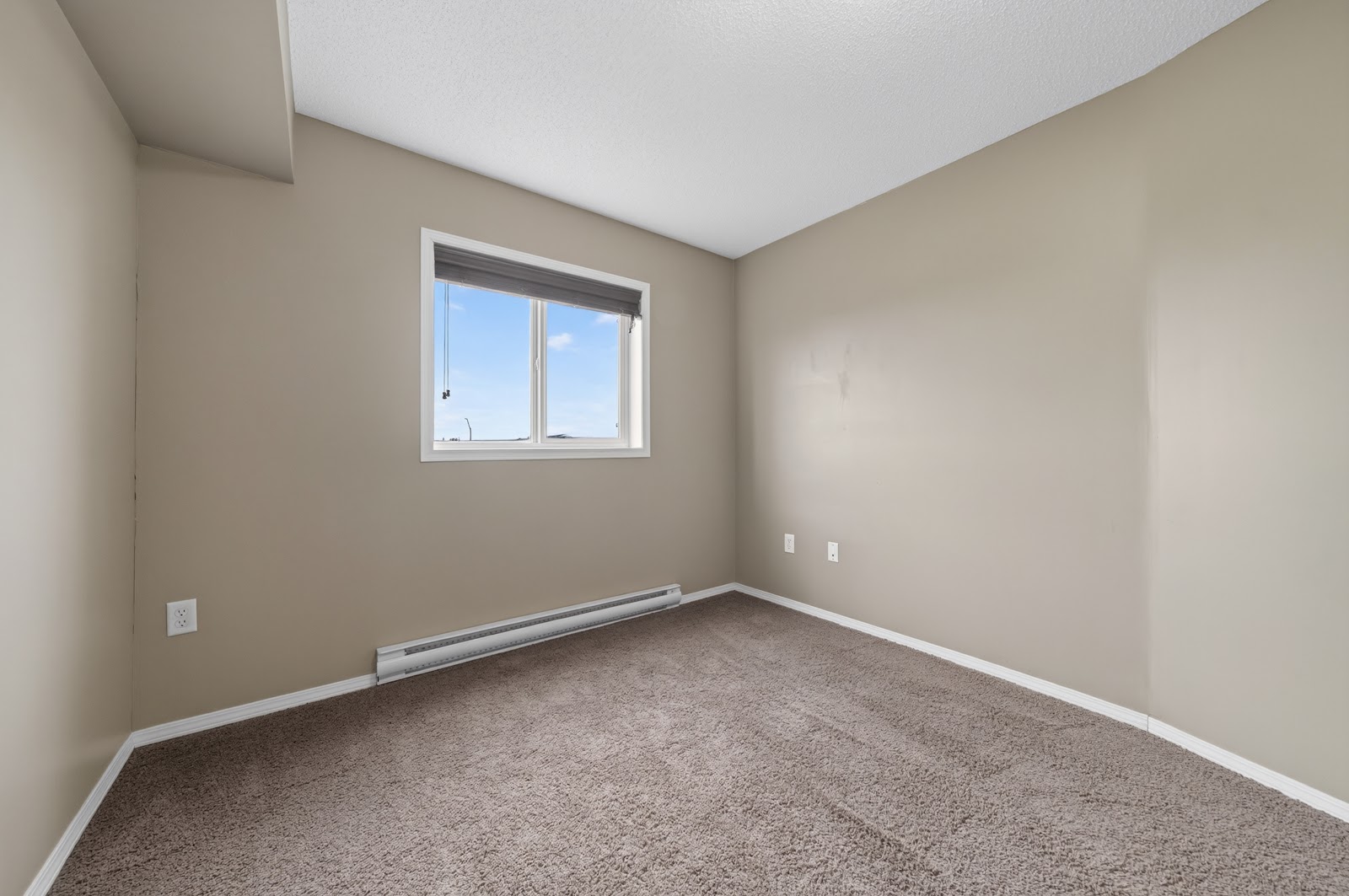 The second bedroom as an office, empty